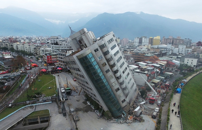 Taiwan earthquake: Rescuers work hard to search for survivors