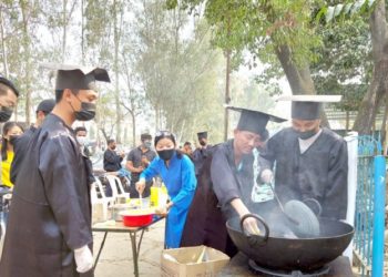 Students union stage protest by selling pakoras