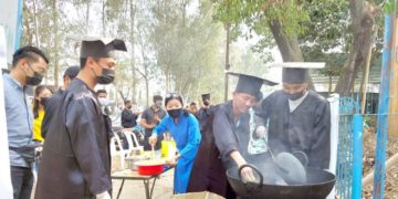 Students union stage protest by selling pakoras