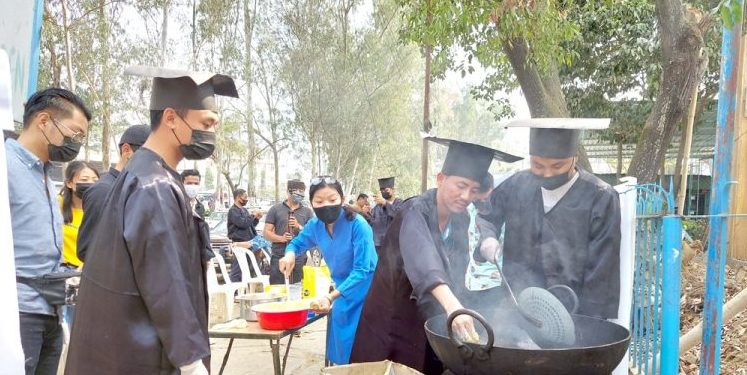 Students union stage protest by selling pakoras