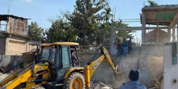 Huge commotion as KAAC begins eviction drive at Balijan on Sunday